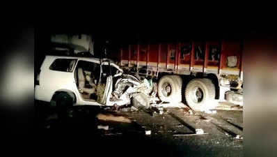 ट्रक और इनोवा में टक्कर, चालक समेत पांच की मौत
