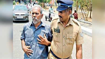 तमिलनाडु: जिला कलेक्‍टर को चप्‍पल से आशीर्वाद देने पहुंचा बाबा, लोगों ने की पिटाई