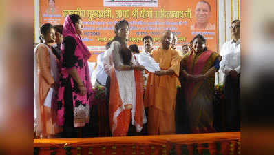 सीएम योगी ने 12,460 शिक्षकों को दिए नियुक्ति पत्र, गोरखपुर से हुई शुरुआत