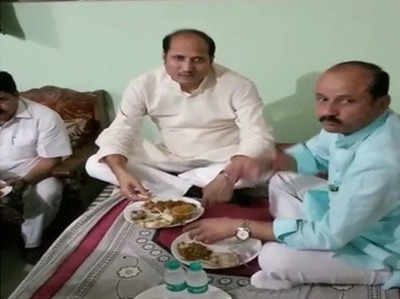 दलित के घर जाकर मंत्री जी ने खाया हलवाई के हाथ का खाना