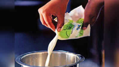 दिल्ली में दूध के 21 सैंपल फेल, मडर डेयरी और अमूल के पैकेट भी शामिल