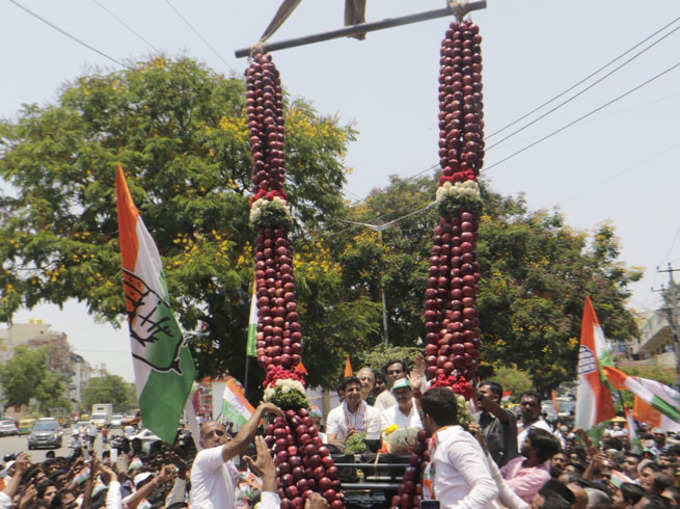 फूलों नहीं, फलों की माला