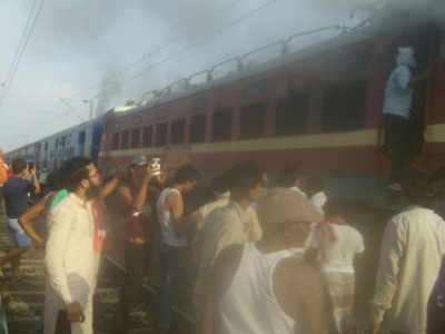 हावडा-मुंबई एक्स्प्रेसचे इंजीन पेटले, चालकाचा मृत्यू