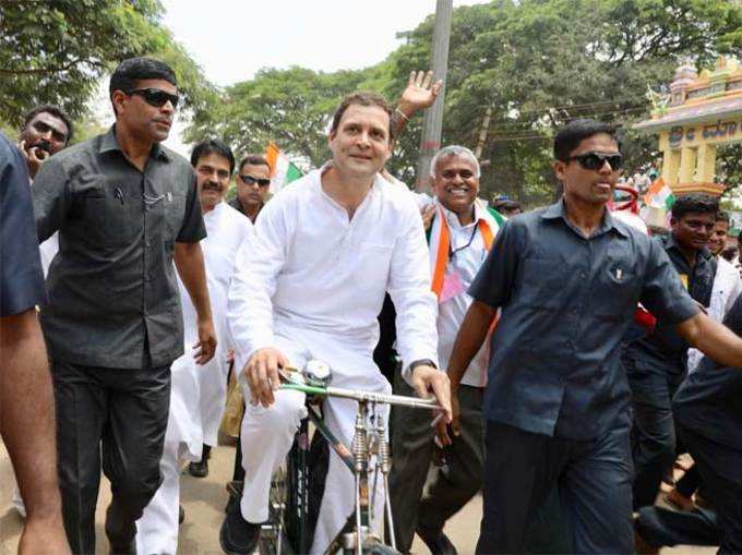 साइकिल पर सवार राहुल ( फोटो क्रेडिट: Congress ट्विटर हैंडल)
