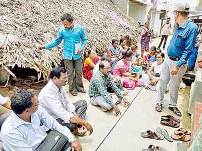 టాయిలెట్ నిర్మించుకోనివారి ఇళ్ల ముందు అధికారుల ధర్నా!