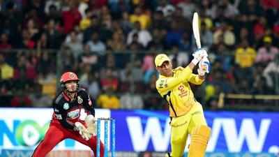 MS Dhoni: ‘தல’ தோனியின் திறமையைக் கண்டு ஆச்சர்யமடைந்த மைக் ஹசி!!