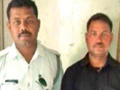 लखनऊ: ट्रैफ‍िक स‍िपाही ने फ‍िल्‍मी अंदाज में जेबकतरे को पकड़ा, बटोरी शाबाशी