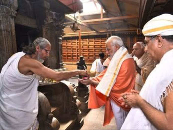 नरेंद्र मोदी कर्नाटक में पिछले साल से जा रहे मंदिर