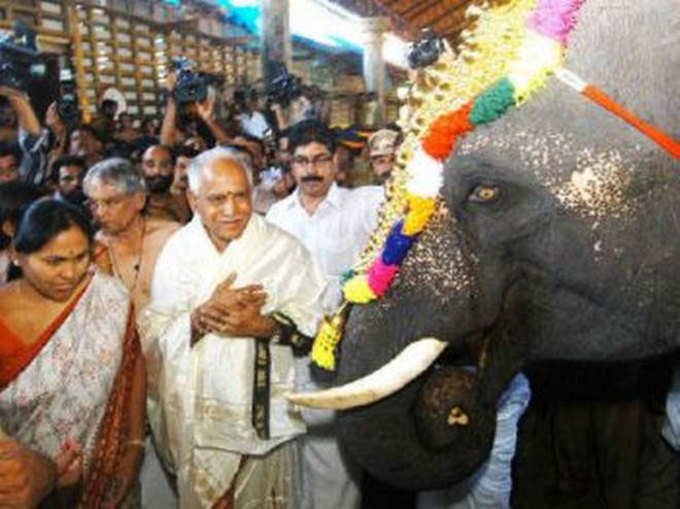 मंदिर में हाथी दान देने को कहा