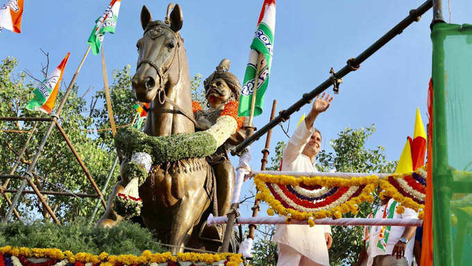 बेंगलुरु के संस्‍थापक केंपेगौड़ा को श्रद्धांजलि देते राहुल गांधी