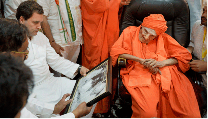 सिद्धगंगा मठ के प्रमुख स्वामी से मुलाकात करते राहुल गांधी।