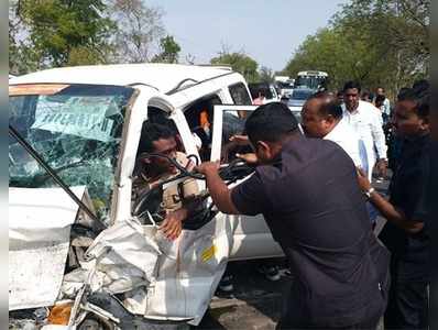 రోడ్డు ప్రమాదంలో సీఎం కేసీఆర్ కాన్వాయ్ సిబ్బందికి తీవ్ర గాయాలు