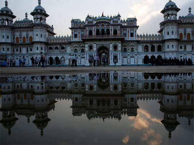 पूजा से शुरू किया दौरा