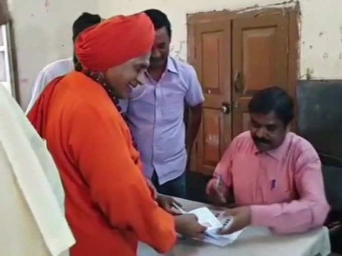 मूरुसवैर मठ के गुरुसिद्ध राजयोगिन्द्र महास्वामी ने हुबली में वोट डाला।