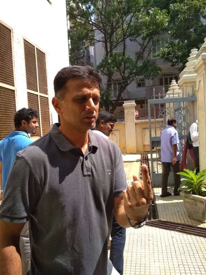 पूर्व क्रिकेटर राहुल द्रविड़ ने बेंगलुरु के इंदिरानगर में डाला वोट।