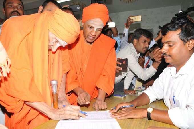 सिद्दागंगा मठ के 111 वर्षीय श्री शिवकुमारा स्वामीजी ने तुम्कुर सिद्दागंगा मठ बूथ में अपना वोट डाला।