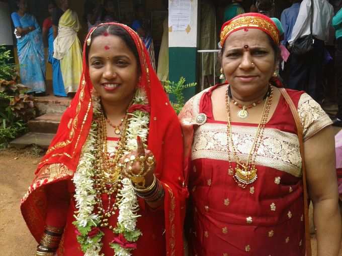 पहले मतदान-फिर शादी: मडिकेरी के कंदोनकल्ली गांव में एक दुल्हन ने मैरिज हॉल जाने से पहले अपने परिवार के सदस्यों के साथ वोट दिया।