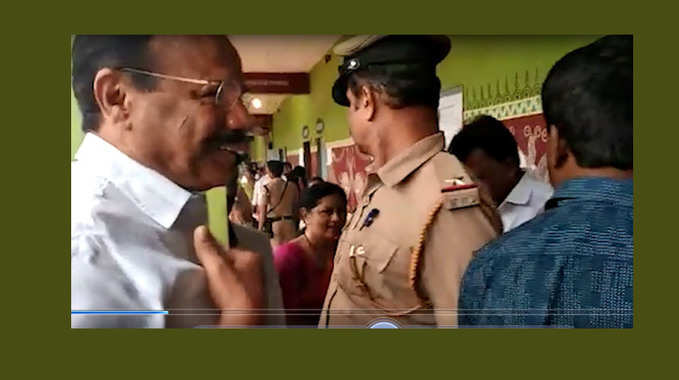 कर्नाटक चुनाव: बीजेपी नेता डीवी सदानंद गौड़ा ने डाला वोट