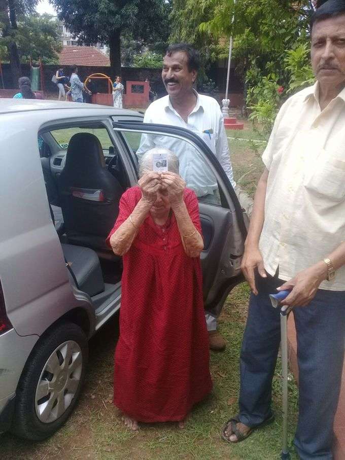 103 वर्षीय महिला ने पांडेश्वरा, मेंगलुरु में मतदान किया।