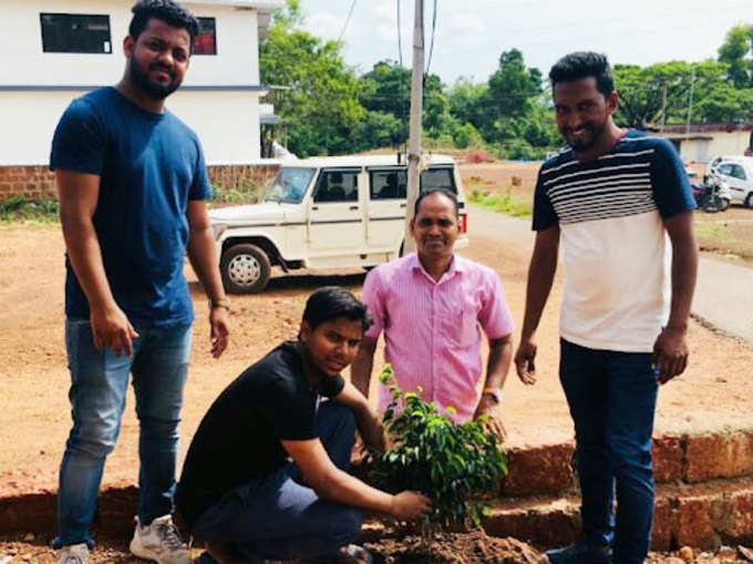 वोट डाला और लगाए पौधे