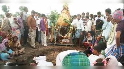 ಮಳೆಯ ನಡುವೆಯೇ ಗಿರಡ್ಡಿ ಅಂತ್ಯಕ್ರಿಯೆ