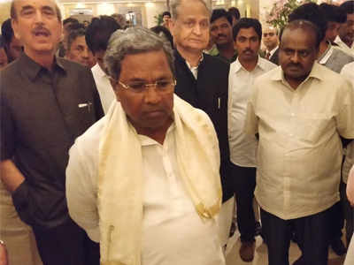 Karnataka: सत्तालोलकाचे हेलकावे