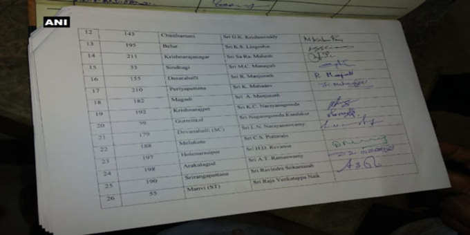 एचडी कुमारस्वामी के समर्थन में JDS और कांग्रेस के विधायकों के हस्ताक्षर लिए जा रहे हैं। यह दस्तावेज थोड़ी देर के बाद राज्यपाल को सौंपा जाएगा।