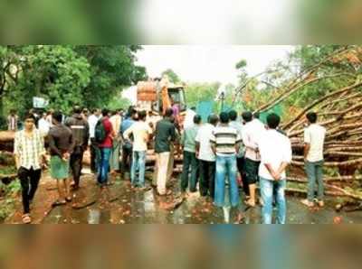 ಬಿರುಗಾಳಿ ಅಬ್ಬರ: ಗೋಳಿಯಂಗಡಿ ತತ್ತರ, ಅಪಾರ ಹಾನಿ, ಜನಜೀವನ ಅಸ್ತವ್ಯಸ್ತ--