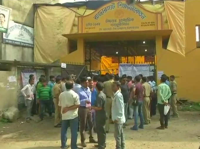 पश्चिम बंगाल के उत्तरी 24 परगना में एक बूथ पर मतगणना शुरू होने में देरी हो रही है।