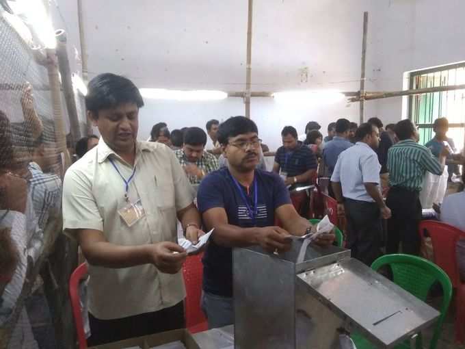 ইংলিশ বাজার ব্লকের গণনা কেন্দ্রের ছবি