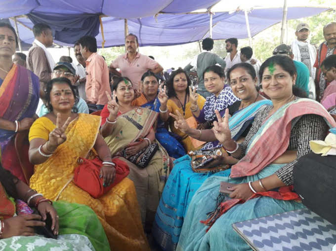 सालनपुर: जीत की खुशी मनाती टीएमसी का महिला ब्रिगेड-