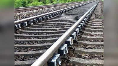 महोबाः बच्ची के परिजनों ने रेप के आरोपी को रेलवे ट्रैक से बांधा, कटा हाथ