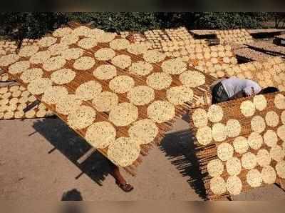 ಸುಡುವ ಬಿಸಿಲಿನಲ್ಲಿ ಹಪ್ಪಳ ಮಾಡಿ