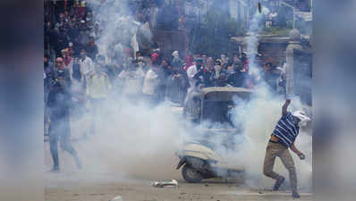 पीएम के दौरे से एक दिन पहले कश्मीर में हिंसक प्रदर्शन, तनाव का माहौल