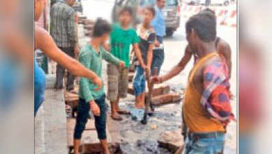 लखनऊः नगर निगम अधिकारियों ने बच्चों से साफ कराया नाला