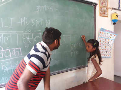 गोरखपुरः युवाओं की पहल, कूड़े के ढेर से निकाल रहे हैं बचपन