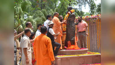 अंग्रेजों ने जहां बरसाए कोड़े, 97 साल बाद वहीं लगाई गई चंद्रशेखर आजाद की प्रतिमा