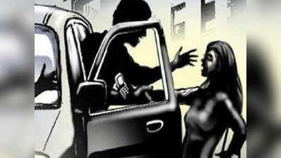 यूपी: चलती कार में महिला के साथ गैंगरेप, आरोपी फरार