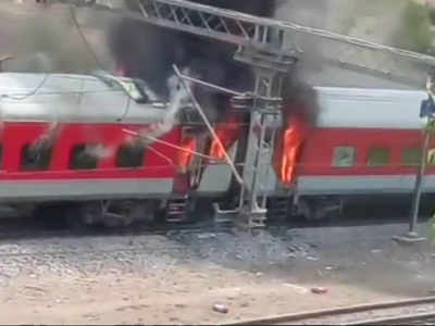 AP AC Express: मध्य प्रदेशात धावत्या एक्स्प्रेसला आग