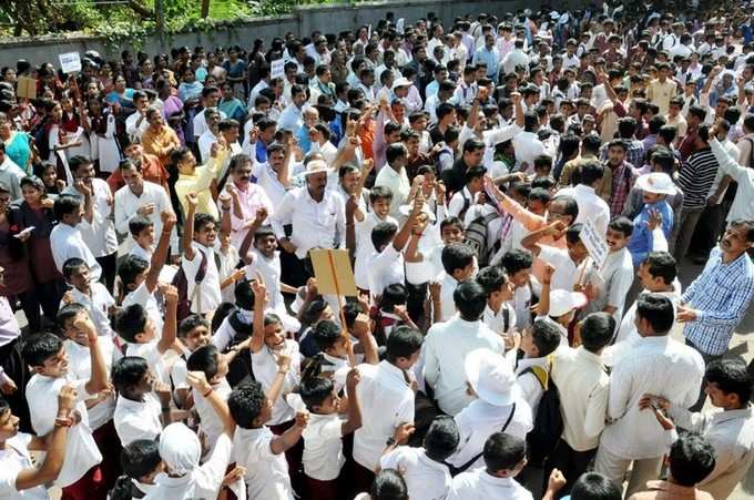 ಮಲಯಾಳ ಕಡ್ಡಾಯ ಕಲಿಕೆ ವಿರುದ್ಧ ಕನ್ನಡಿಗರ ಪ್ರತಿಭಟನೆ