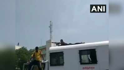 तमिलनाडु: प्रदर्शनकारियों पर पुलिस ने असॉल्ट राइफल से की फायरिंग
