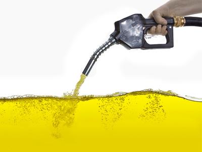 पेट्रोल-डीजल: रेट है कम, टैक्स से पड़ रही मार