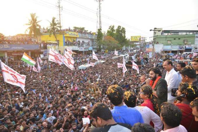 పవన్ పోరాట యాత్రలో క్లిక్కూ.. కిక్కూ