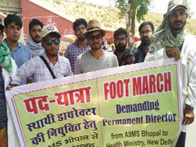 डॉक्टरों की गांधीगीरी: 20 दिनों में भोपाल से पैदल पहुंचे दिल्ली