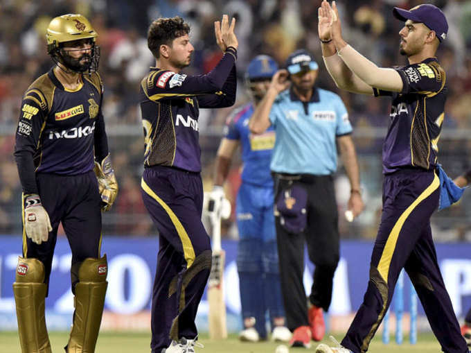 कुलदीप ने लिया विकेट, मैच में लौटा KKR