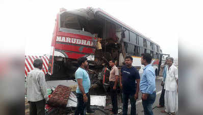यात्रियों से भरी बस में ट्रक ने मारी टक्कर, दो दर्जन तीर्थयात्री घायल