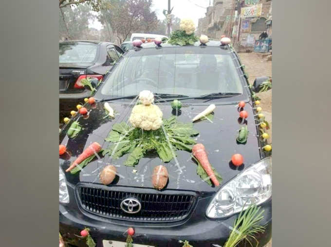 सब्जीवाले की विदाई की गाड़ी