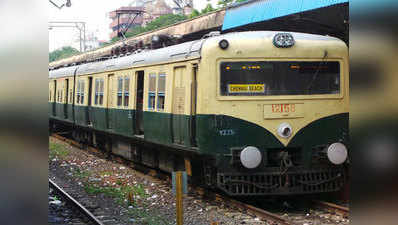 6 घटे ट्रेन लेट, टिकट वापस न लेने पर यात्रियों ने जताया विरोध