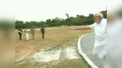 अगवानी के लिए आतीं पश्चिम बंगाल की मुख्यमंत्री ममता बनर्जी को पीएम मोदी ने दिखाया सही रास्ता