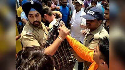 पुलिस अधिकारी गगनदीप सिंह की बहादुरी, भीड़ के हमले से बचाया युवक को